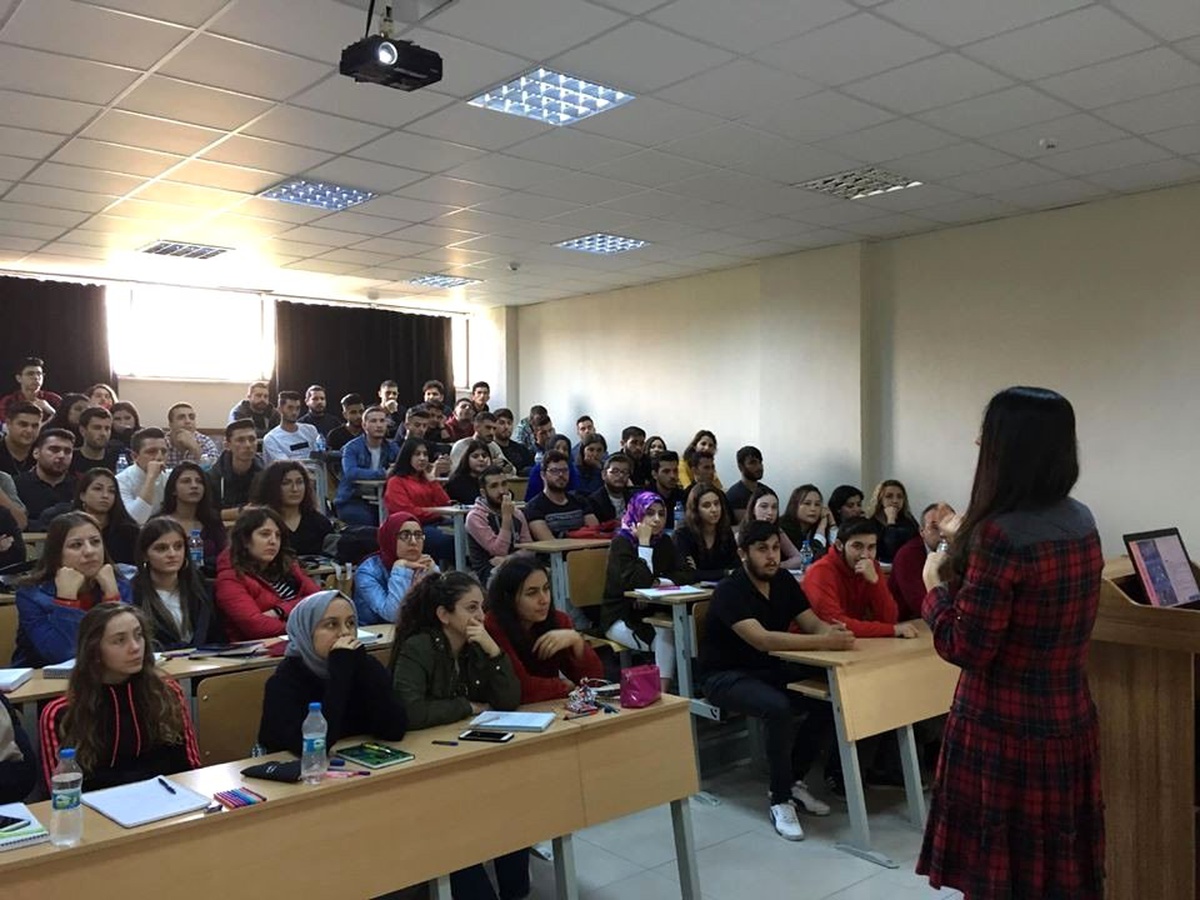 Kuyucak MYO\'da reklamcılık konferansı düzenlendi