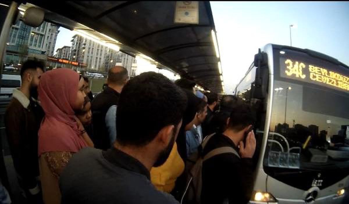 Metrobüste zorlu akşam yolculuğu