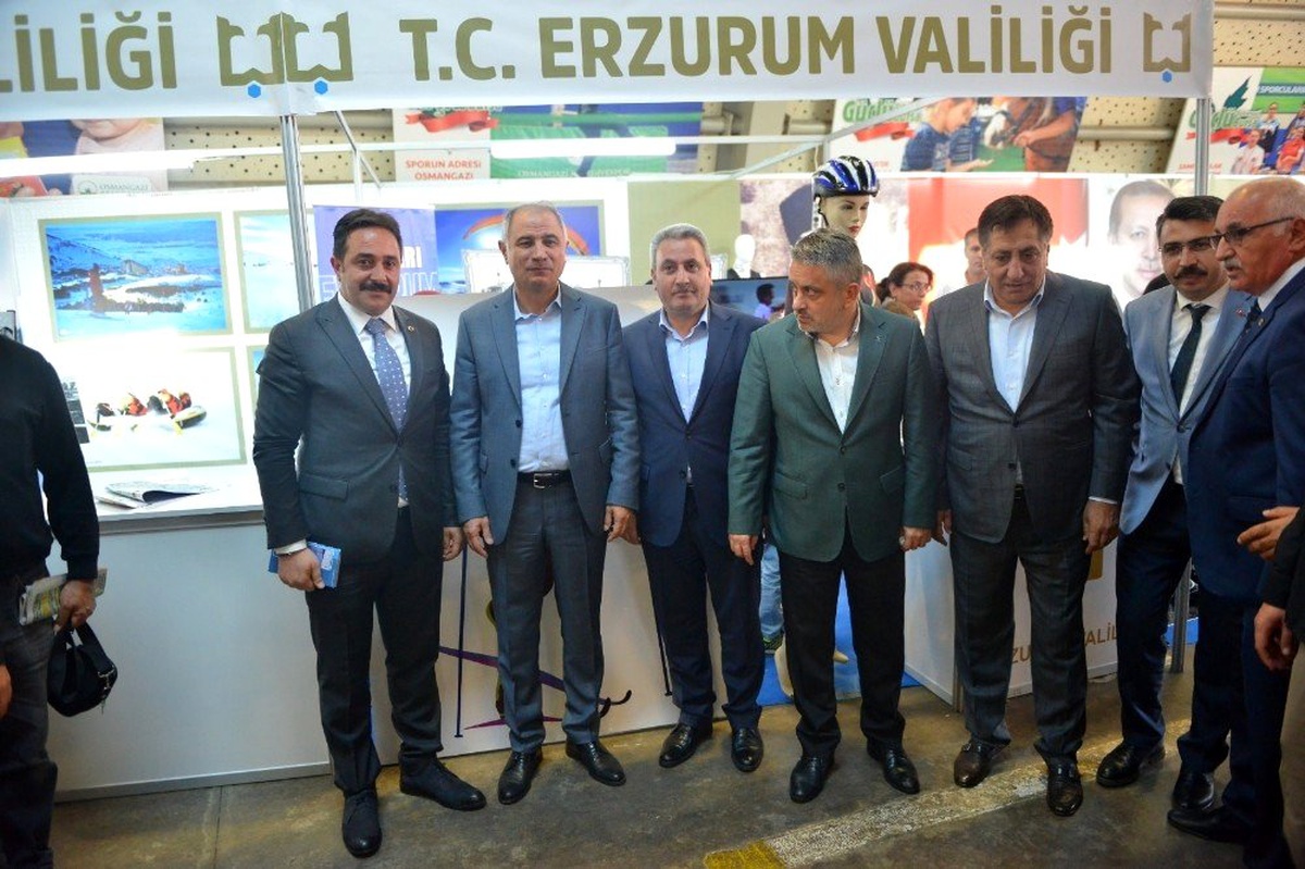 Milletvekili Ala\'dan buz sporları standına tam not