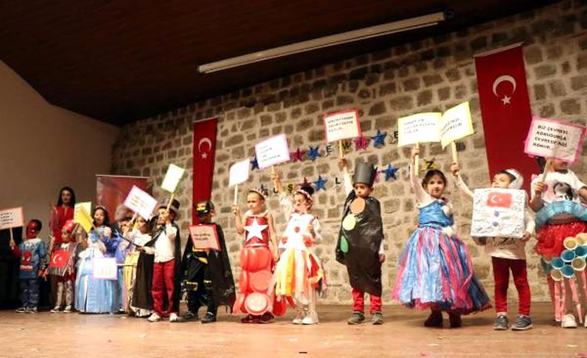 Minik öğrencilerden geri dönüşüm defilesi