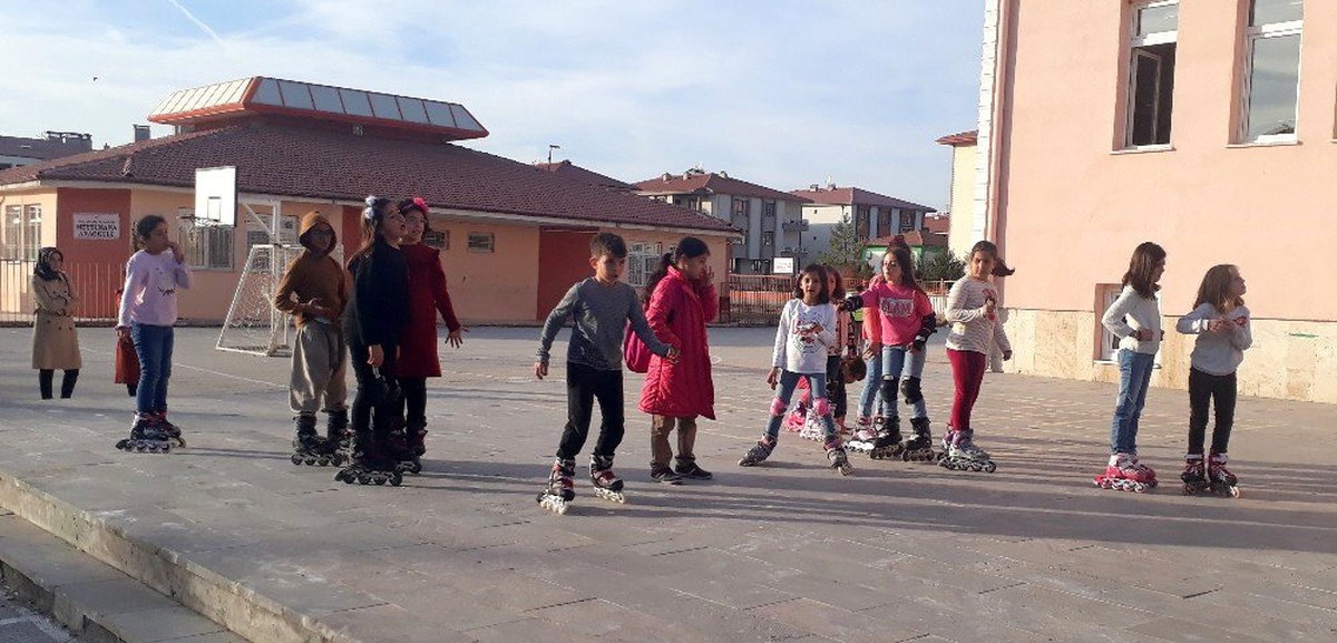 Minik öğrencilerin paten keyfi