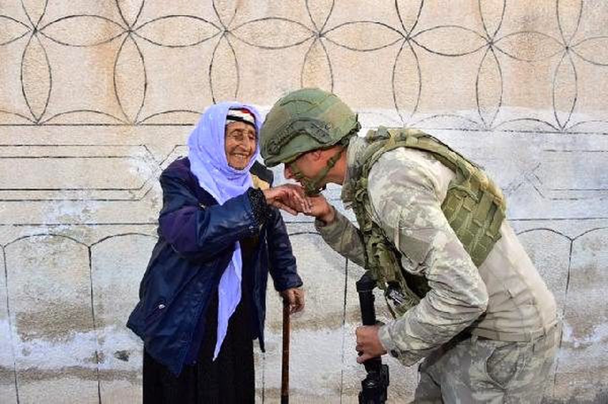 MSB, Rasulayn\'da yaşlı kadının elini öpen Mehmetçiğin fotoğrafını paylaştı