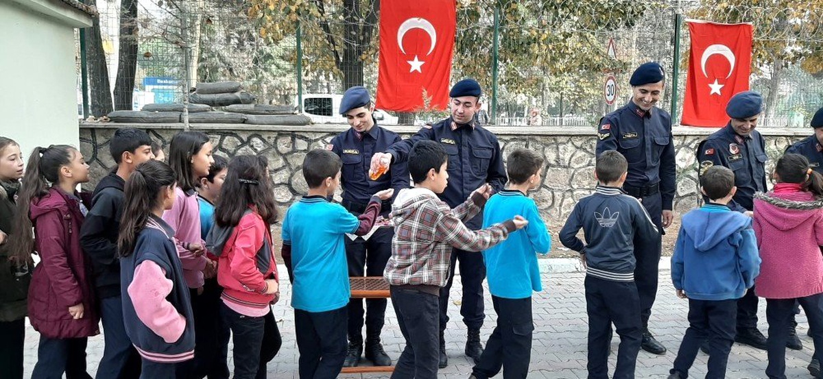 Öğrenciler jandarmayı ziyaret etti
