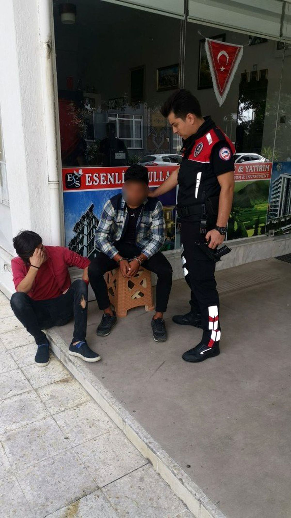 Okul önünde kurusıkı tabancayla yakalandı