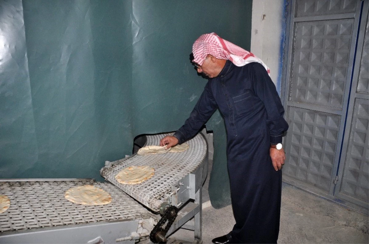 (Özel) Dünyaca ünlü Suriyeli sanatçı Akçakale\'de fırın açıp fakirlere ekmek dağıtıyor
