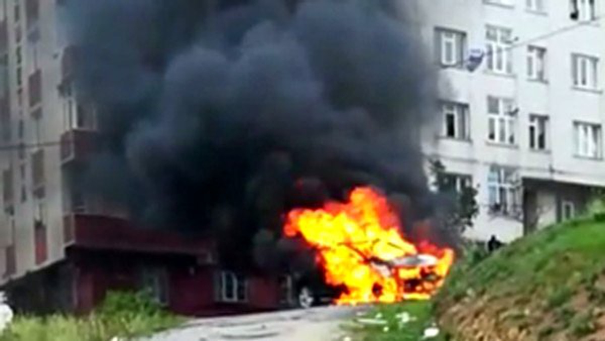 (Özel) Sultangazi\'de park halindeki cip alev alev yandı