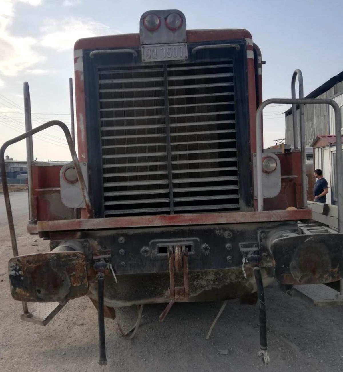 Parçalaması için hurdacıya bırakılan lokomotifi çaldılar