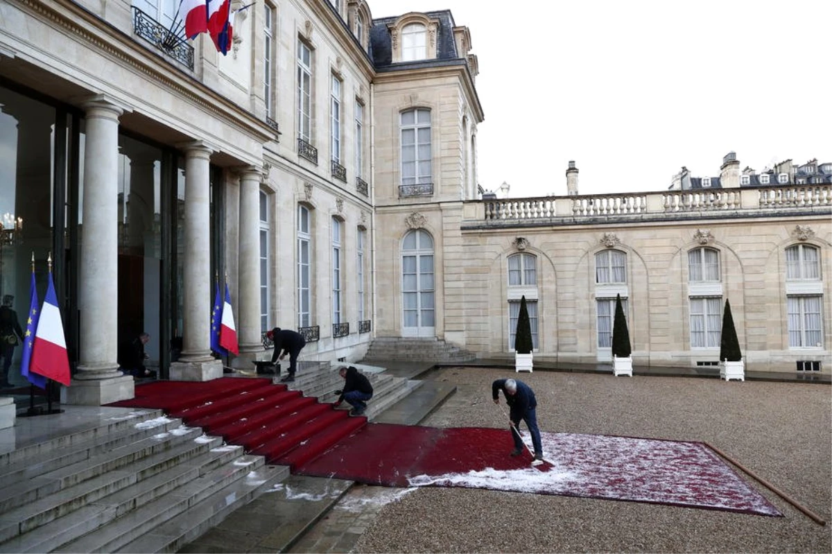 Paris\'te dolu yağdı, sokaklar beyaza büründü