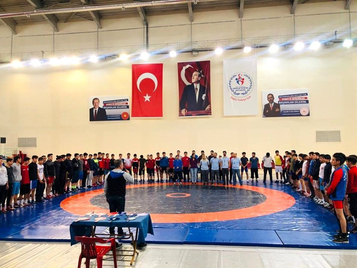 Pehlivanlar Ata\'ya saygı için mindere çıktı