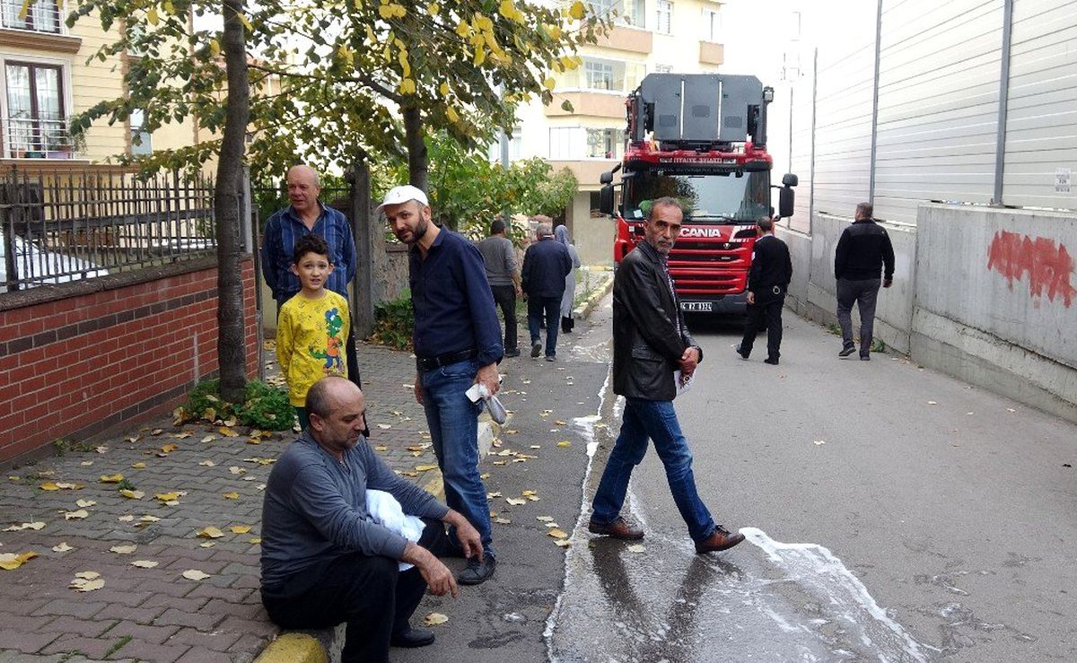 Pendik\'te apartman dairesinde yangın paniği: 3 kişi dumandan etkilendi