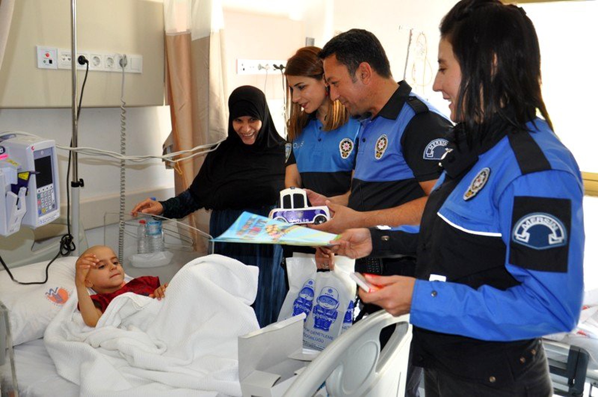 Polislerden lösemili çocuklara moral ziyareti