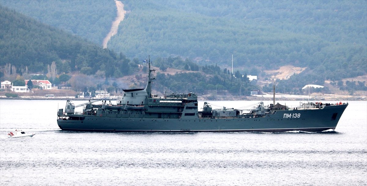 Rus askeri gemileri Çanakkale Boğazı\'ndan geçti