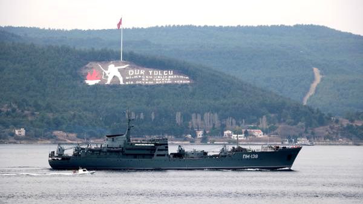Rus savaş gemileri, peş peşe Çanakkale Boğazı\'ndan geçti