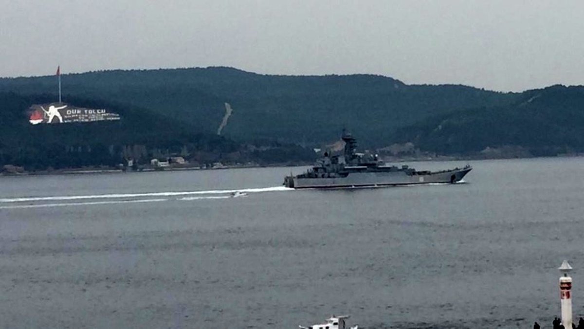 Rus savaş gemisi \'Azov\' Çanakkale Boğazı\'ndan geçti