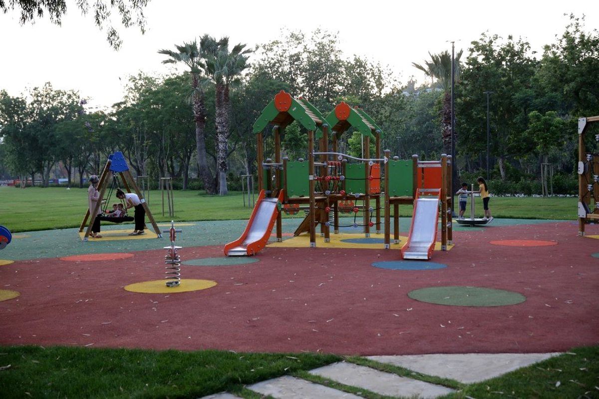Sahil Antalya\'da çocuk şenliği