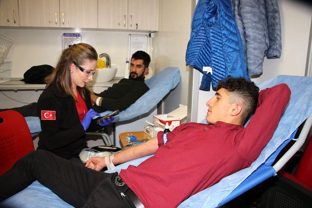 Şenlik içinde kan bağışında bulundular