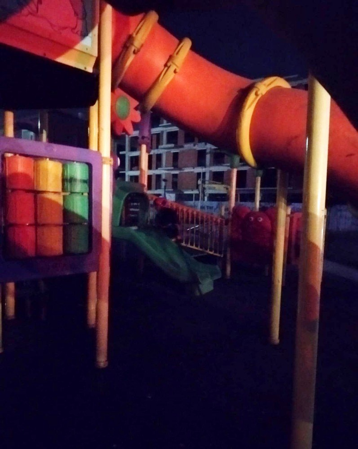 Serdivan\'da çocuk parkı kimliği belirsiz kişilerce ateşe verildi