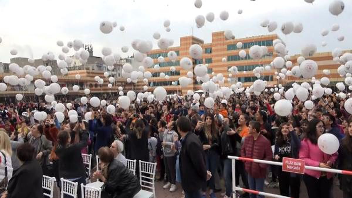 Şiddete karşı yüzlerce balon gökyüzüne bırakıldı