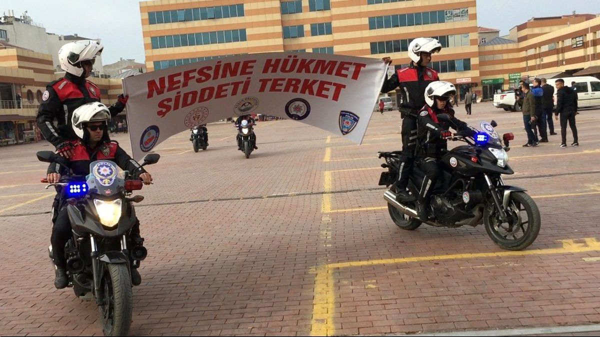 "Şiddetin her türlüsüne hayır" diyerek, yüzlerce balon gökyüzüne salındı