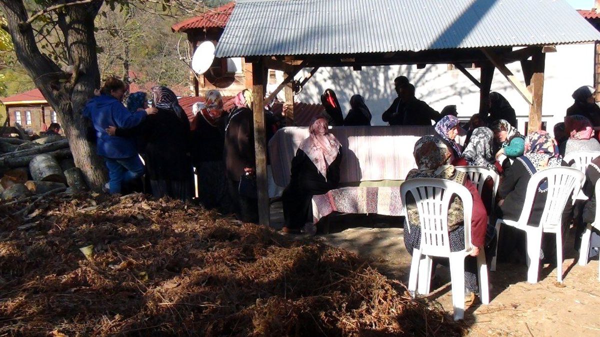 Sinop\'ta çöken duvarın altında kalan 3 yaşındaki Damla, toprağa verildi