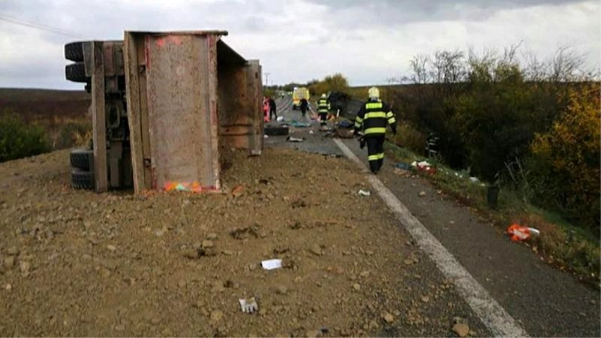 Slovakya\'da \'ölüme giden yolda\' kamyonla otobüs çarpıştı: En az 12 ölü