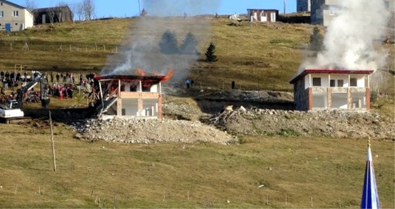 Trabzon\'da olaylı yıkım! Yayla evleri sahipleri tarafından ateşe verildi