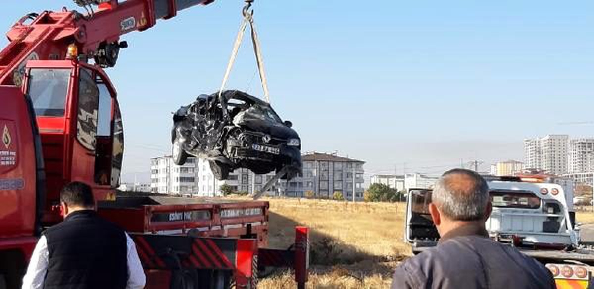 Tren, hemzemin geçitte otomobile çarptı: 2 ölü, 1 yaralı (2)