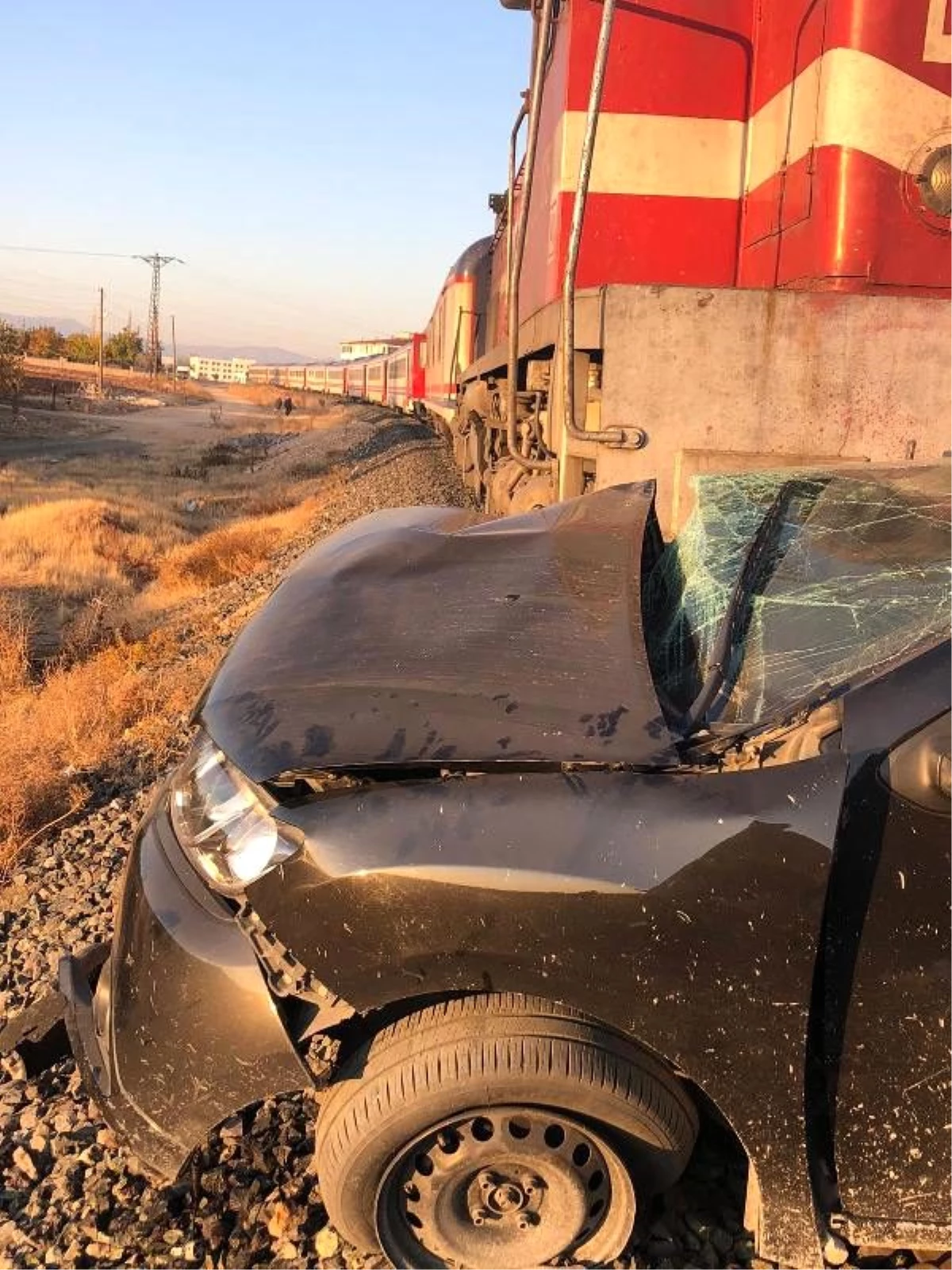Tren, hemzemin geçitte otomobile çarptı: 3 yaralı