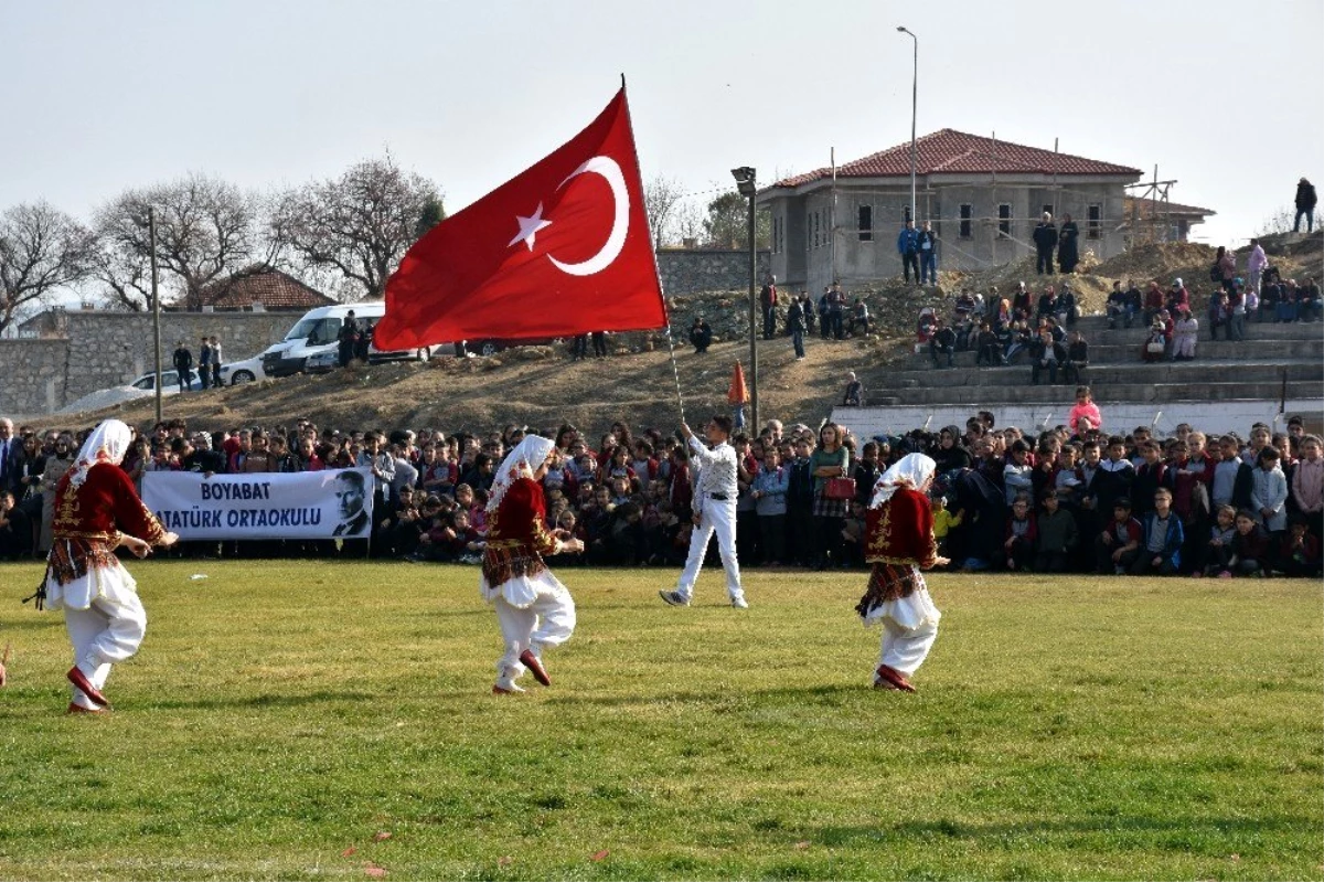 Türk bayrağını dalgalandıran gence kaymakamdan ödül