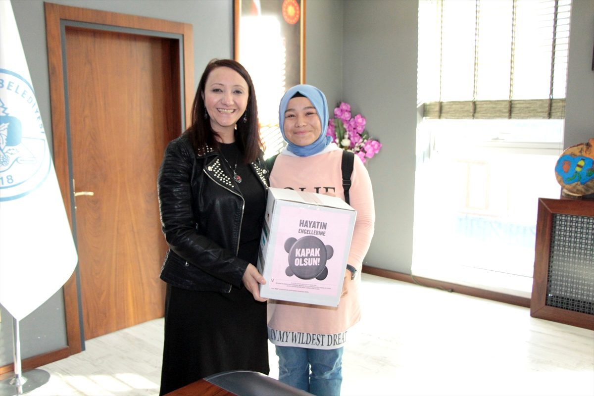 Üniversite öğrencilerinden plastik kapak toplama kampanyası