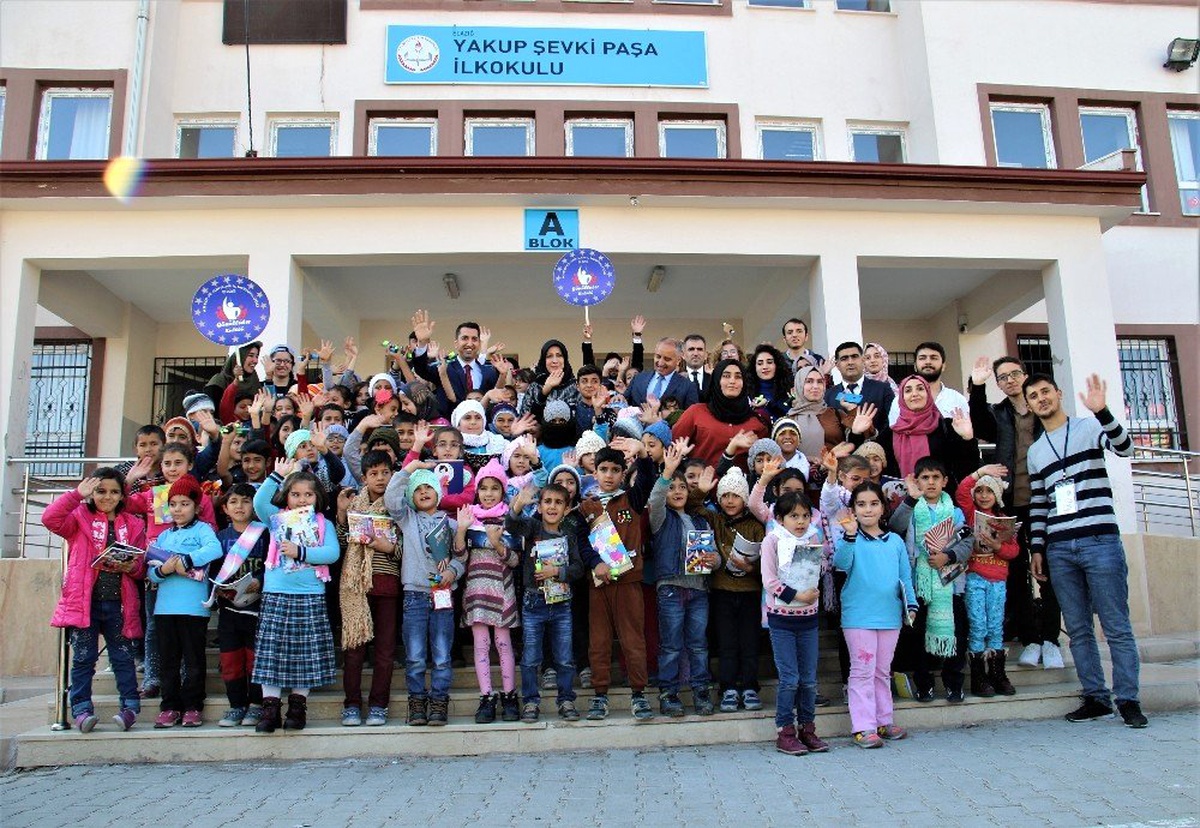 Üniversitelilerden, ilkokul öğrencilerine kırtasiye ve kıyafet desteği