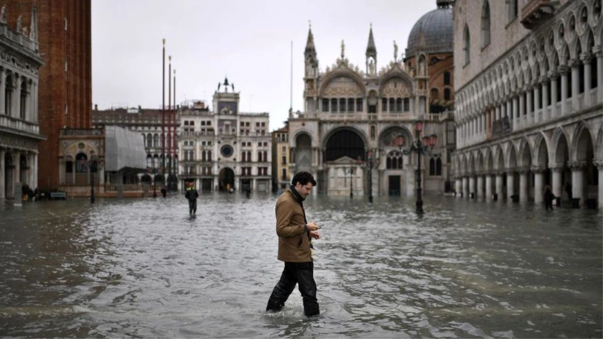 Venedik\'te son 53 yılın en büyük su baskını: Deniz seviyesi 1,87 metre yükseldi, sokaklar su...