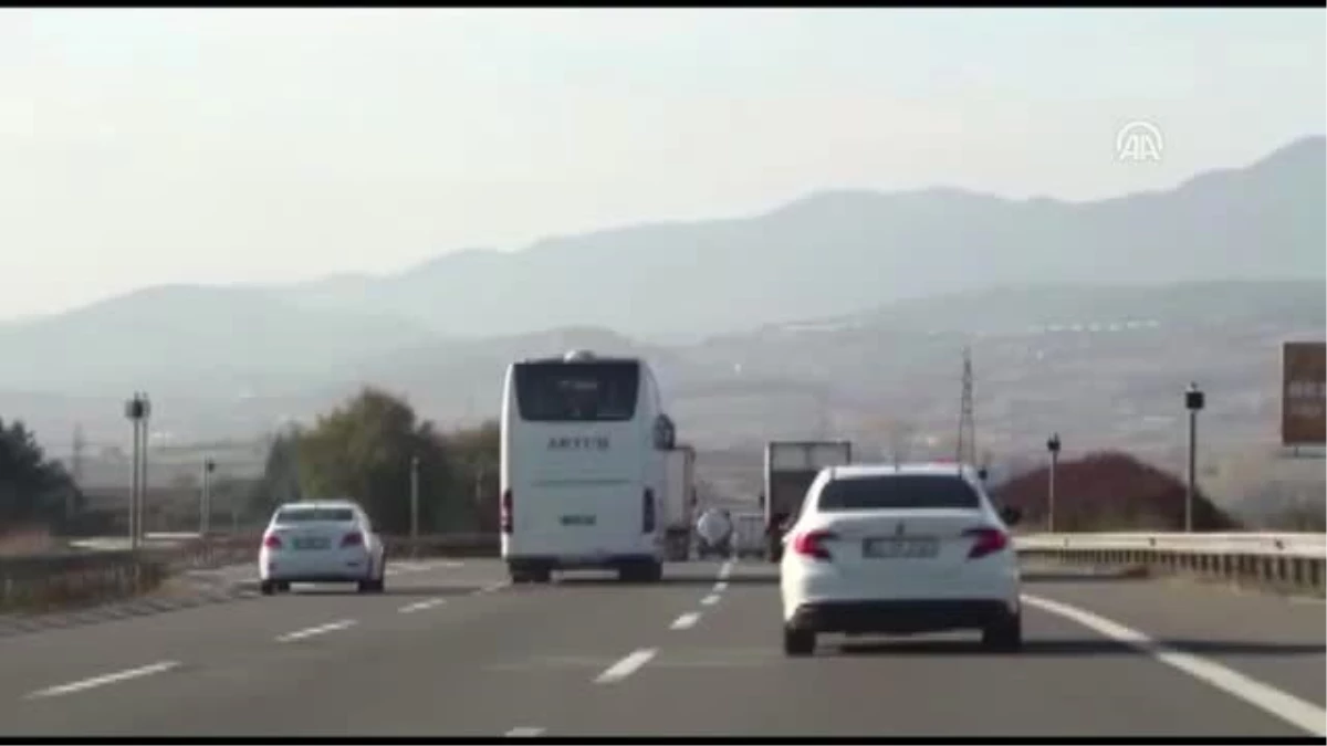 Yakalanacağını anlayınca eroin dolu 4 valizi yol kenarına attı