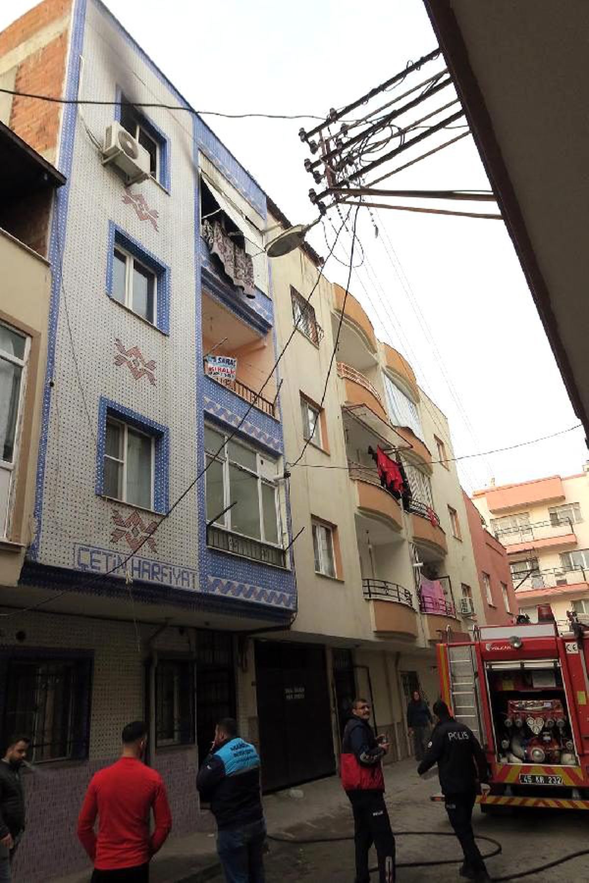 Yangında evde mahsur kalan genci itfaiye kurtardı