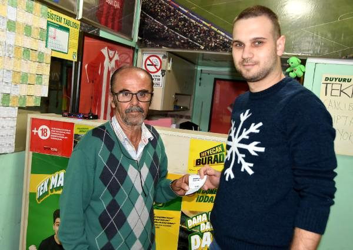 Yanlışlıkla kendisine verilen ikramiye kazanan kuponu iade etti