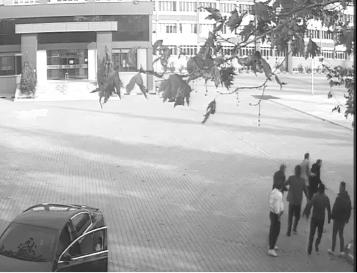 Yetiştirme yurdunda kalan çocuğun okul değişikliği yüzünden memur darp edildi