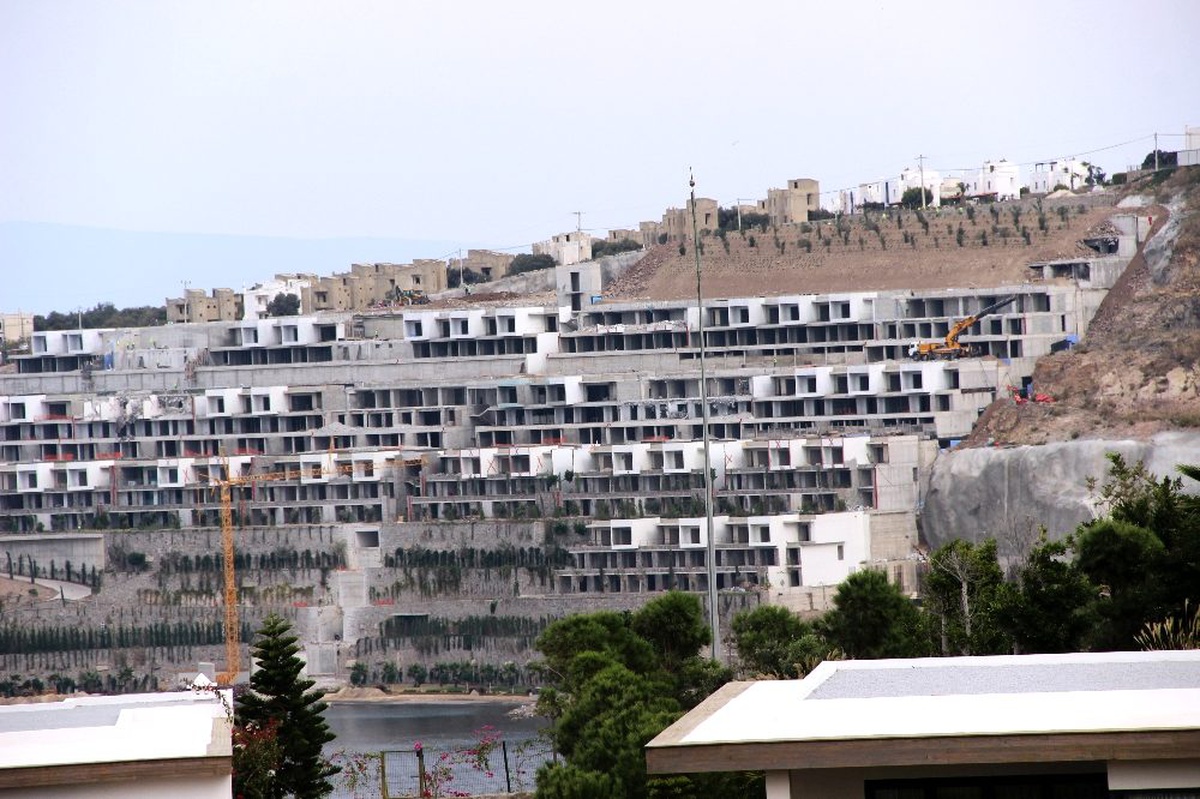 Yıkılan milyon dolarlık evlerin yerine fidan dikildi