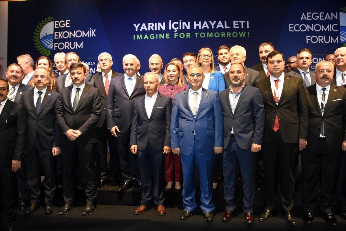 AK Parti İzmir Milletvekili Binali Yıldırım: "Değişimin karşısında durursak yok olur gideriz"