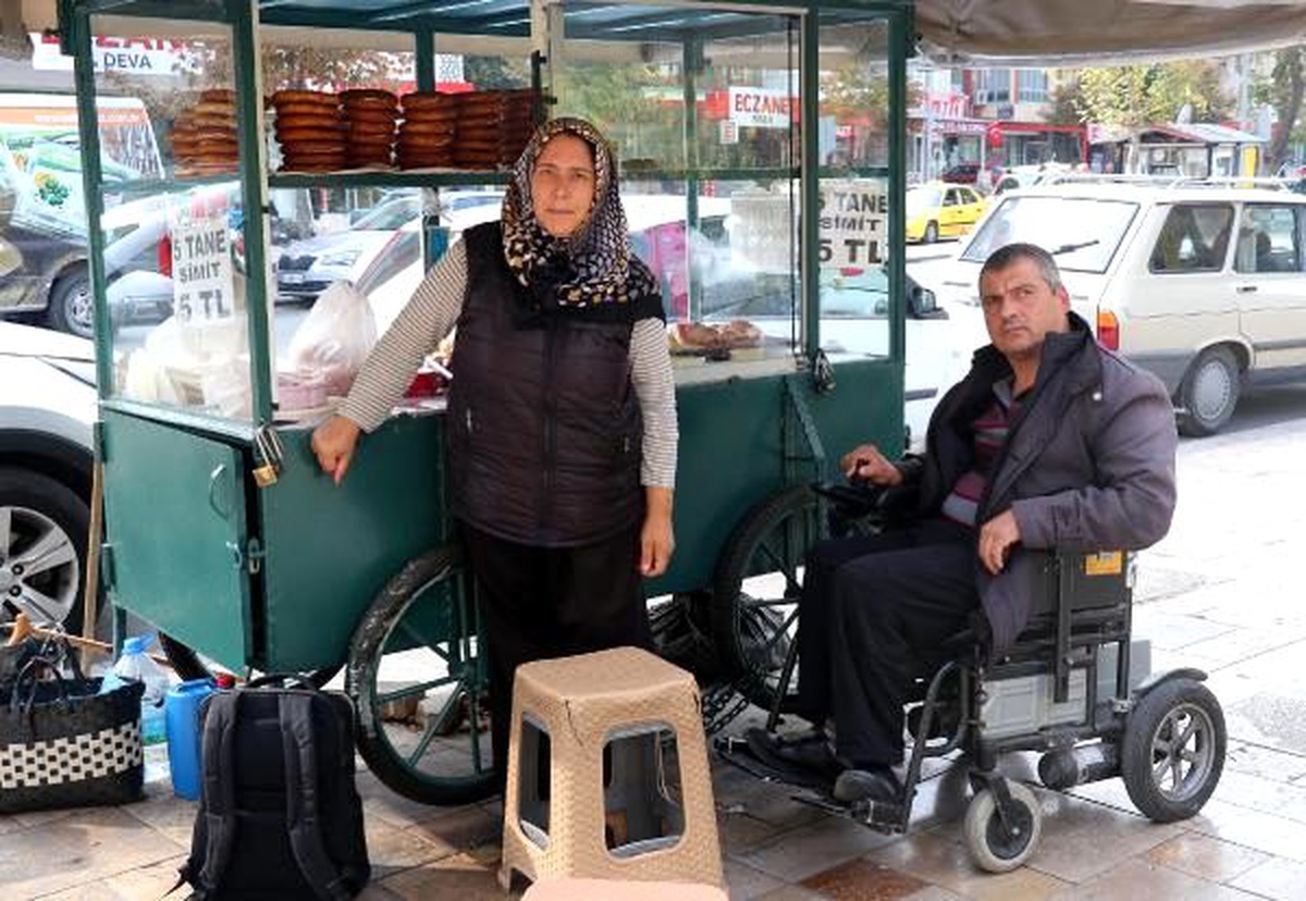 Akülü araçlarına sırayla binerek simit satıyorlar