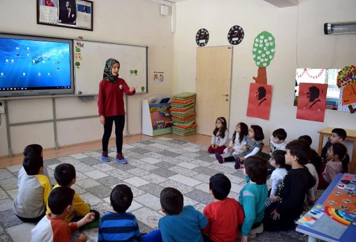 Anaokulu öğrencilerine işaret dili öğretiyor
