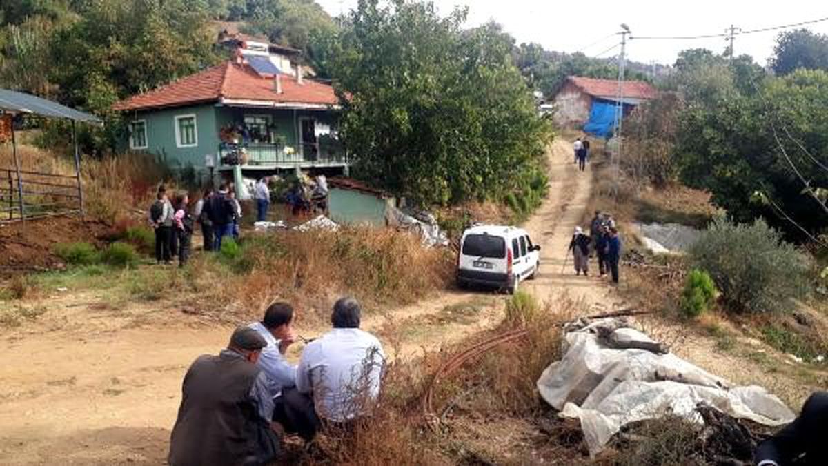 Annesi, babası ve ağabeyinin öldürüldüğü saldırıdan okula gittiği için kurtulmuş