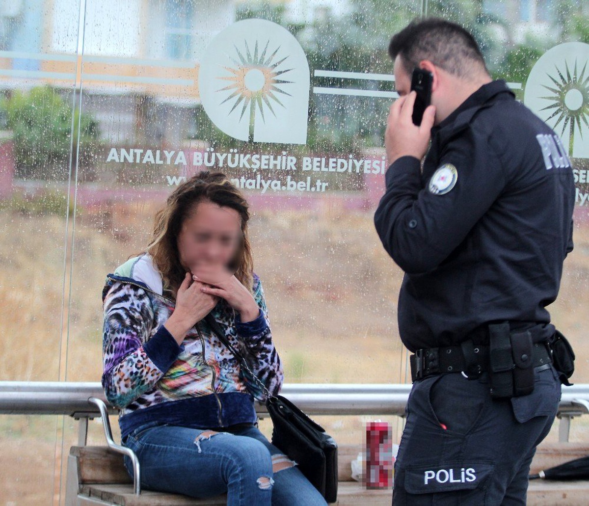 Antalya\'da aşırı alkollü Rus kadına polis yardımı