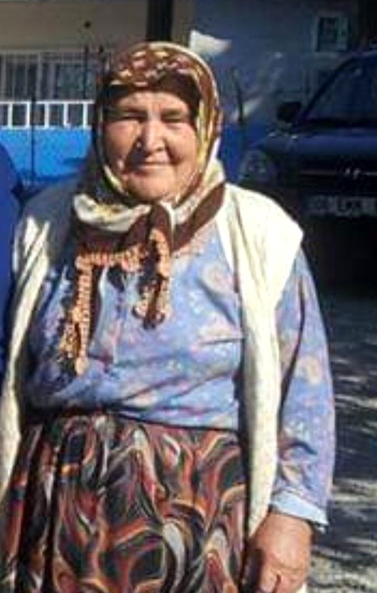 Aracıyla geri manevra yaparken, kazayla annesini ezdi