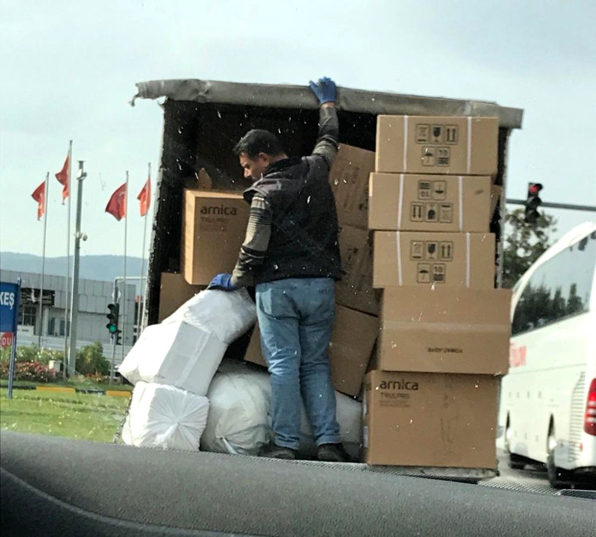 Aşırı yüklü kamyona şaşırtan önlem