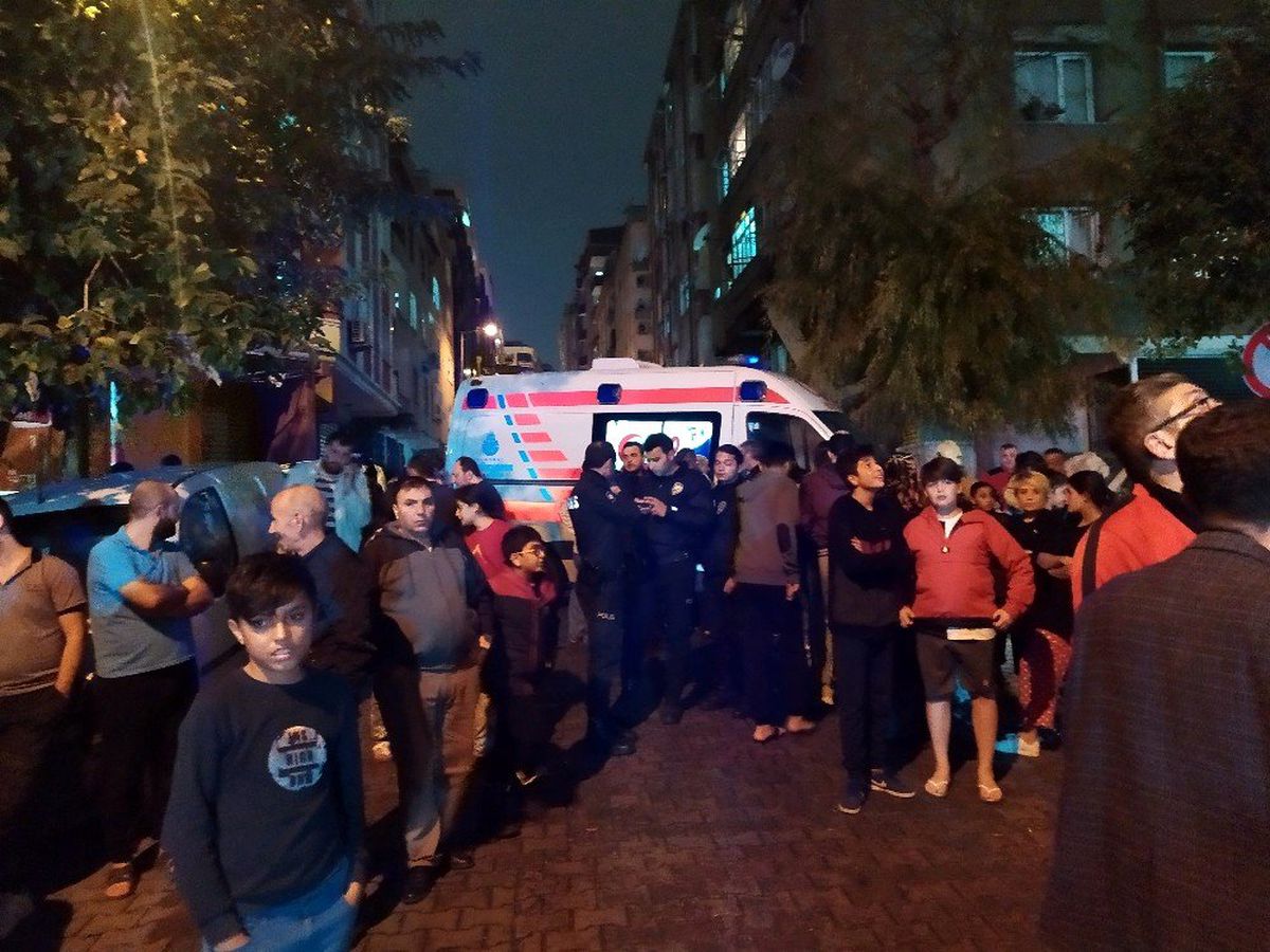 Bahçelievler\'de korkutan apartman yangını: 5 kişi dumandan etkilendi