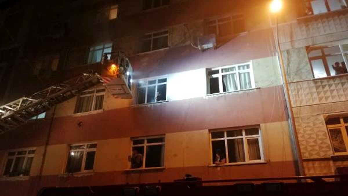 Bahçelievler\'de yangın; mahsur kalanları itfaiye kurtardı