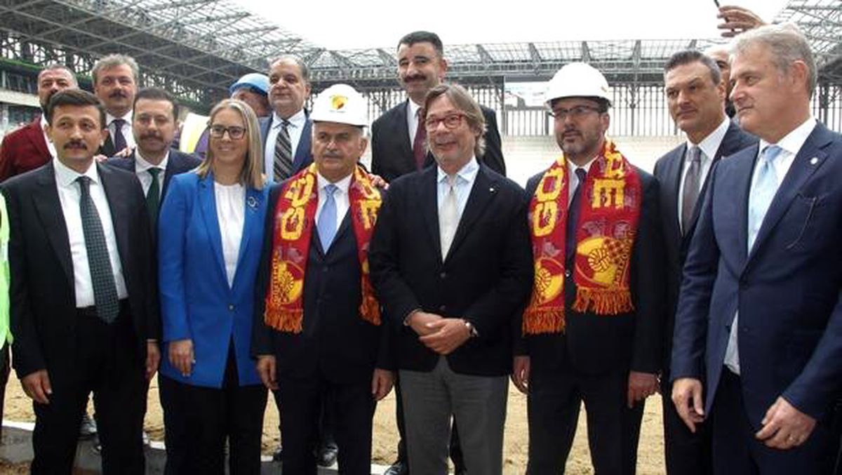 Bakan Kasapoğlu Alsancak ve Göztepe Stadyumlarını gezdi