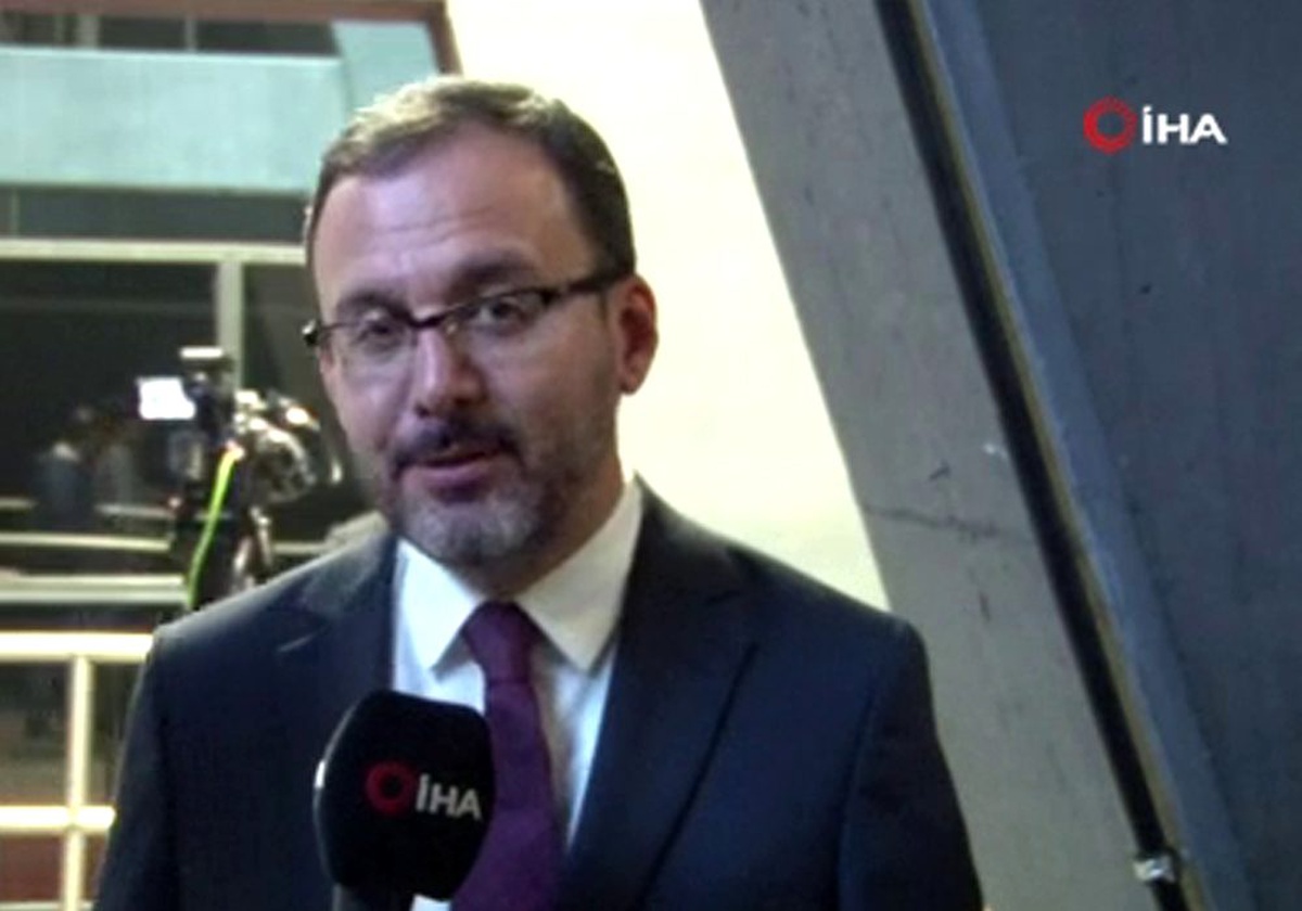 Bakan Kasapoğlu: "Oyuncularımızı, hocamızı ve federasyonumuzu tebrik ediyorum"