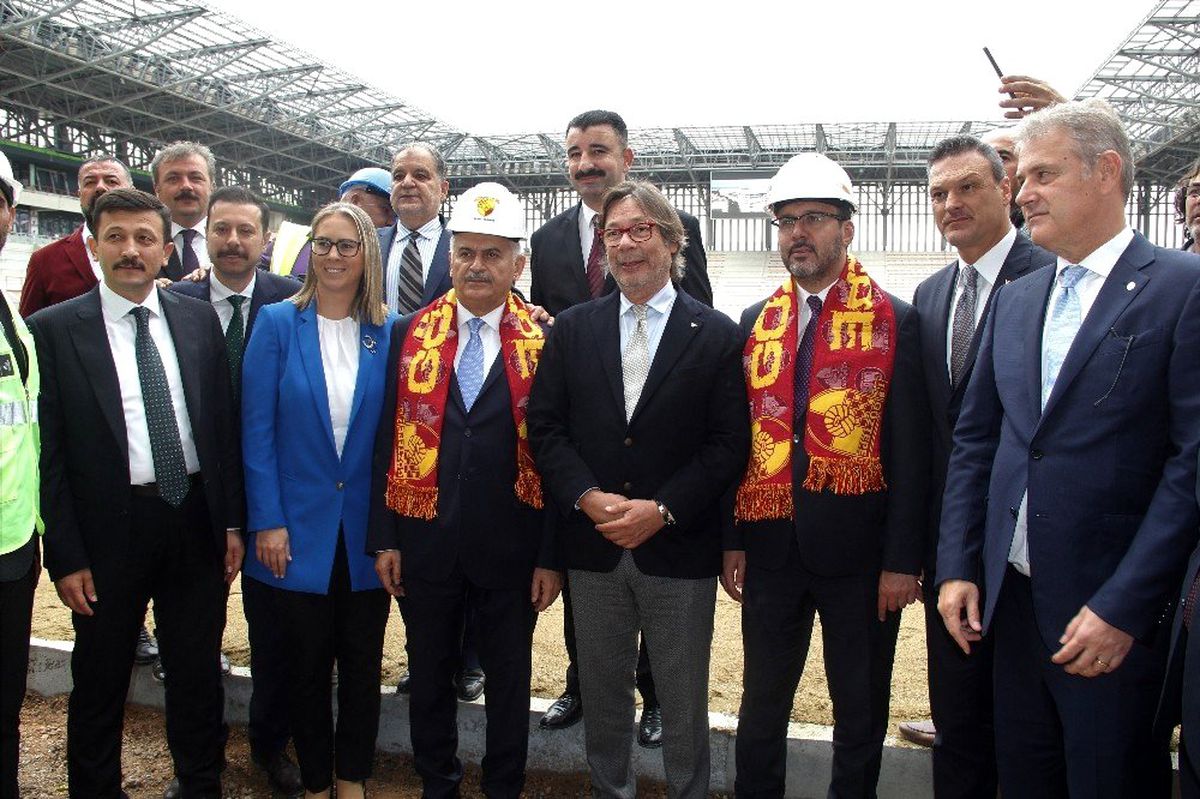 Bakan Kasapoğlu ve Binali Yıldırım, Alsancak ve Göztepe Stadyumlarını gezdi