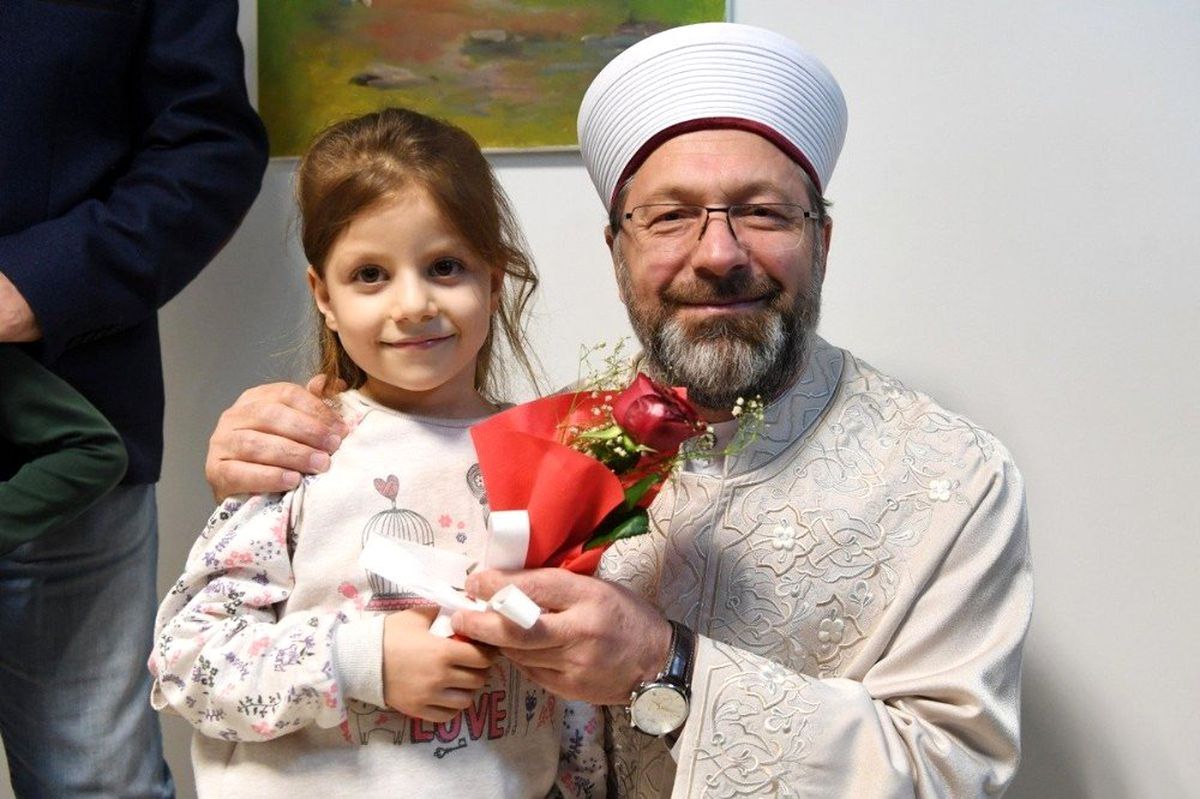 Başkan Erbaş, kendisine çiçek vermek isteyen küçük kızı davet etti